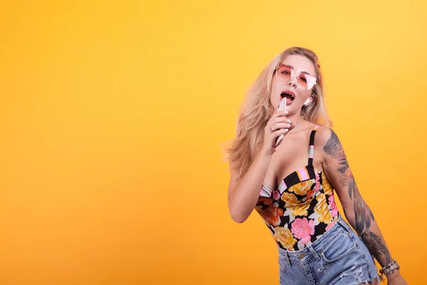 Счастливая красивая блондинка, поющая на телефоне — стоковое фото