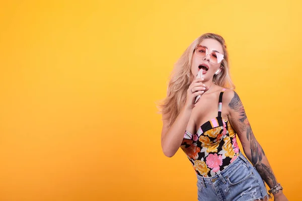 Felice bella donna capelli biondi cantare sul suo telefono — Foto Stock