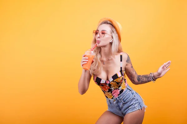 Mooi aantrekkelijke vrouw drinken sinaasappelsap met zonnebril — Stockfoto