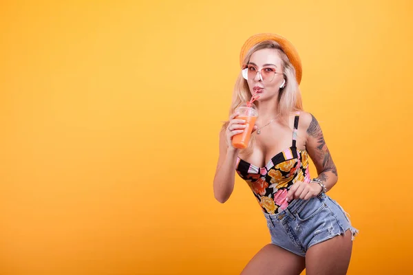 Mladá krásná žena pít čerstvé pomerančové šťávy — Stock fotografie