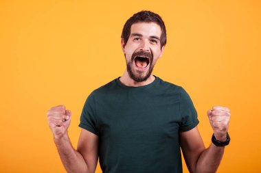 Onun ağzı açık duygular gelen adamla neşeli çığlık heyecanlı