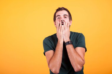 Umutsuz adamın elleri yüzünde tutar.