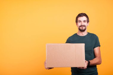Çekici mutlu gülümseyen teslimat adam cartboard kutusu