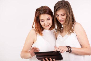 Tablet Pc tutan iki güzel kadın portresi