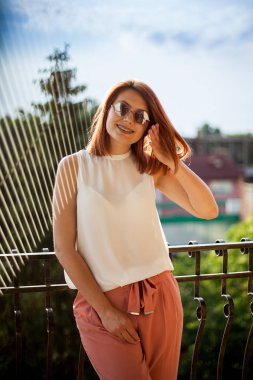 Muhteşem redhead genç kadın portresi