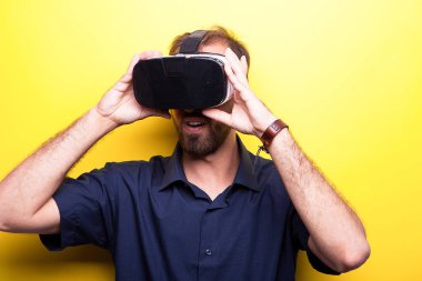 Genç adam ve onun tehnology komik iyi bak