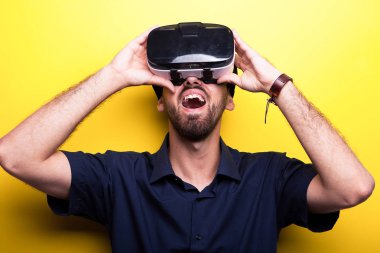 Mavi gömlekli Vr ilk kez zevk genç adam