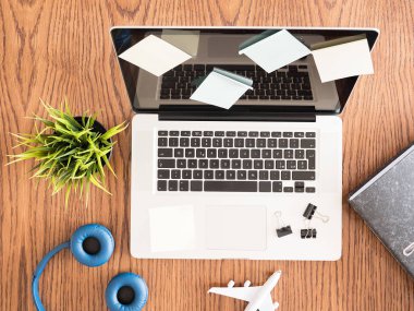 Üstten görünüm görüntü Not çıkartmaları ile kaplı dizüstü