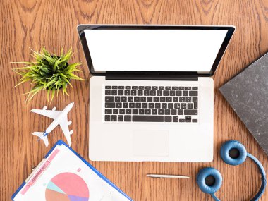 İş adamı dizüstü üstten görünüm üzerinde ahşap 