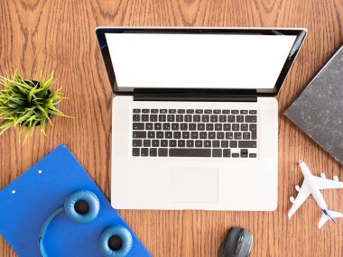 Gezgin iş adam kavramı görüntü ahşap masa 