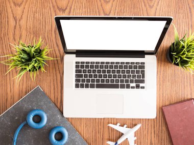 İşadamı dizüstü gezgin görüntüden üstten görünüm