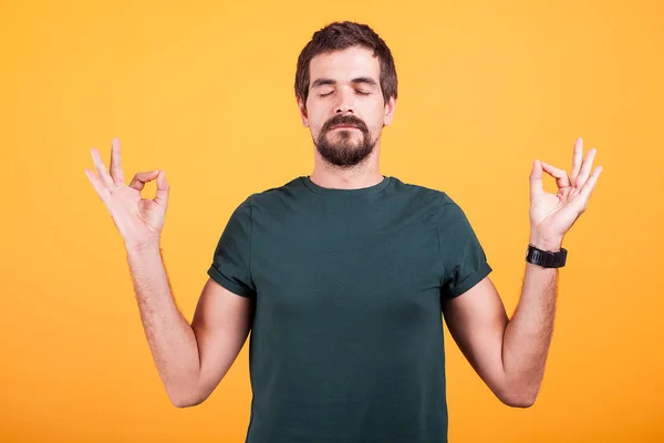 Homme détendu dans un état d'esprit de tranquillité et de sérénité — Photo