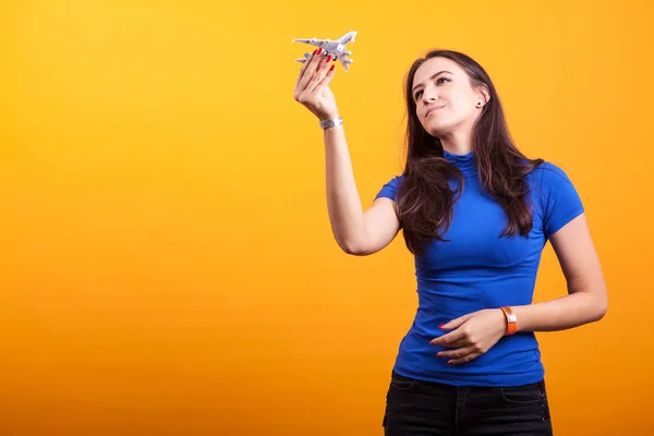 Reisende Frau spielt mit Flugzeug-Spielzeug — Stockfoto