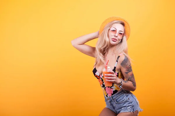 Aantrekkelijke jonge vrouw voelt goed drinken sinaasappelsap — Stockfoto