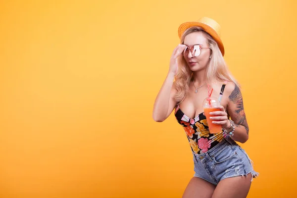 Atraktivní mladá žena pocit dobré pít pomerančový džus — Stock fotografie