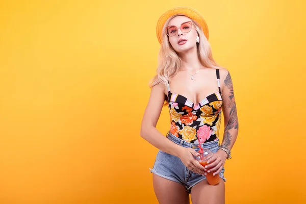 Jovem atraente mulher bebendo suco de laranja — Fotografia de Stock