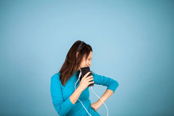 Carina giovane donna che canta sul suo telefono mentre balla — Foto Stock