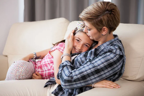 Carino adolescente figlia in braccio di sua madre — Foto Stock