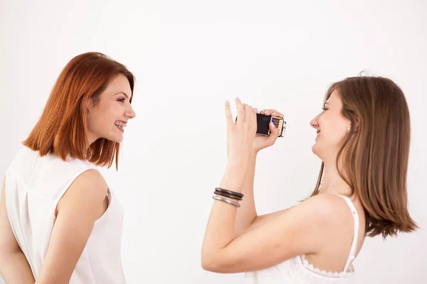 Dua teman perempuan bermain dengan kamera aksi — Stok Foto