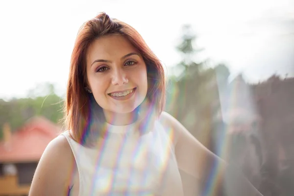 Retrato de la hermosa mujer pelirroja en los rayos de verano — Foto de Stock