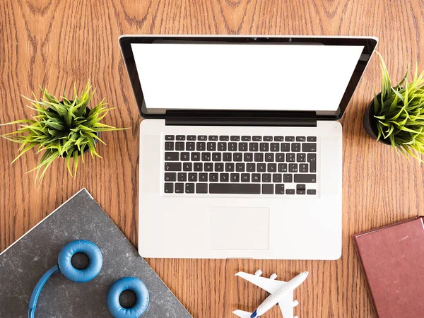 İşadamı dizüstü gezgin görüntüden üstten görünüm