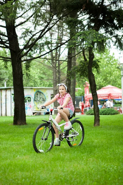 Parkta Onun Bisiklet Sürme Sırasında Güzel Kız — Stok fotoğraf