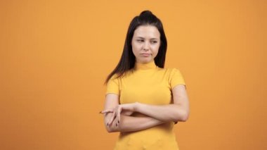 Kadın canlı turuncu zemin üzerine