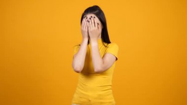 Sürpriz neşeli kadın gözlerini kapamaz sonra atlama başlar