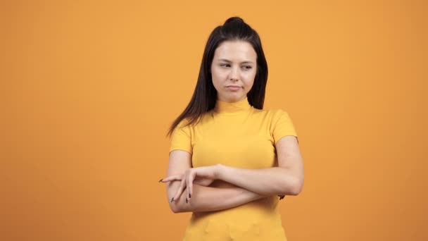 Mujer infeliz sobre fondo naranja vivo — Vídeos de Stock