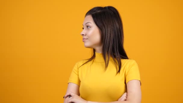 Portrait de jeune femme regardant ses côtés puis faisant le geste du silence — Video