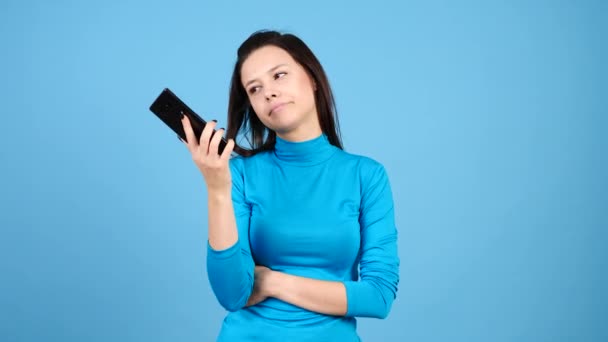Mulher infeliz e chateada falando ao telefone — Vídeo de Stock