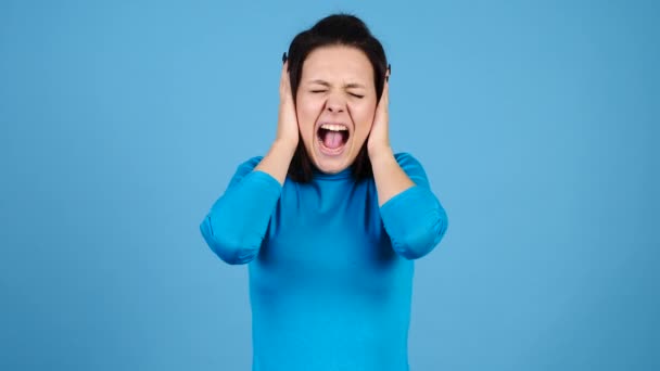 La femme en colère, folle et stressée crie de frustration — Video