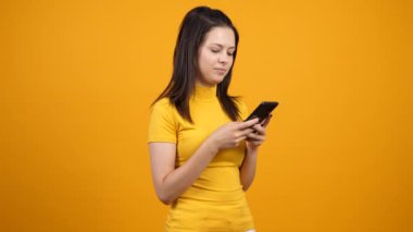 Smartphone'da yazarak Dissapointed kız. Sürpriz genç telefonu kullanarak. Ağır çekim görüntüleri