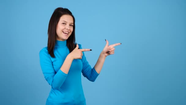 Woman advertising something by pointing to her leftwhere is copyspace available — Stock Video