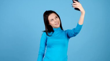 Elinde bir selfie alarak bir smartphone olan kadın