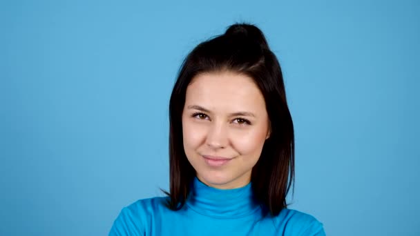 Primer plano de la hermosa mujer sonriendo a la cámara — Vídeos de Stock