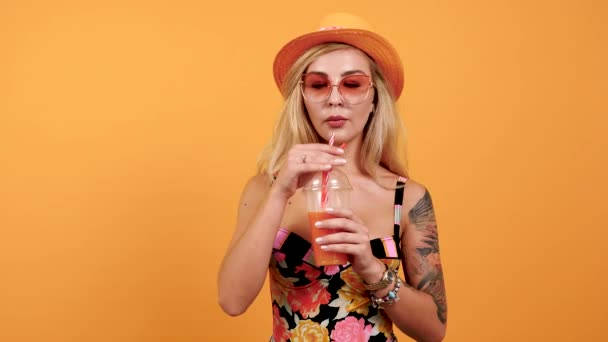 Крупним планом портрет розкішної сексуальної гарячої жінки, що п'є тропічний коктейль — стокове відео