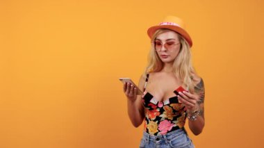 Kredi kartı ve onun smartphone karışık seksi kadın bakar