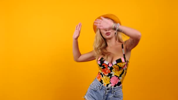 Mujer sexy feliz con gafas de sol y un sombrero baila — Vídeo de stock