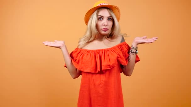 Блондинка привлекательная женщина в летнем платье и шляпе поднимает руки вверх — стоковое видео