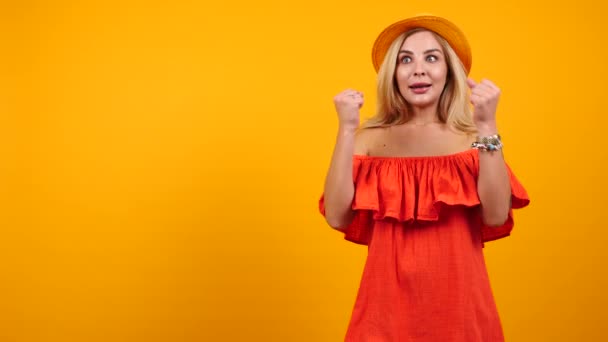 Feliz mujer emocionada en vestido de verano — Vídeo de stock