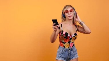 Mutlu çekici sarışın kadın kulaklık müzik dinleme