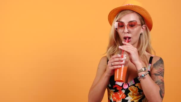 Крупним планом портрет сексуальної жінки, що п'є апельсиновий сік — стокове відео