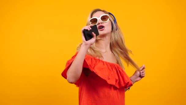 Femme blonde sexy chante et danse avec son smartphone dans les mains — Video