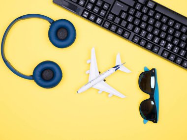 Düz yatıyordu yukarıdan bir uçak üzerinde sarı backgrond