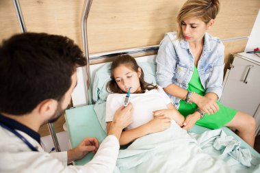 Doktor hastasını vücut sıcaklığı alarak 