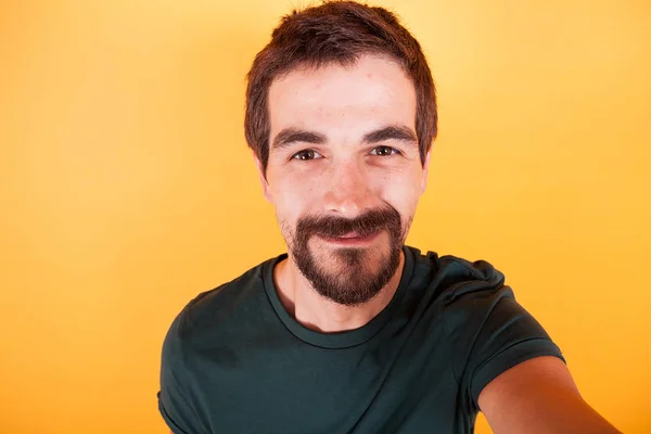 Primer retrato selfie de hombre sonriente feliz — Foto de Stock