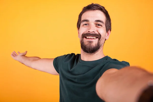 Cool lächelnd gutaussehender Typ, der in die Kamera lächelt, während er ein Selfie macht — Stockfoto