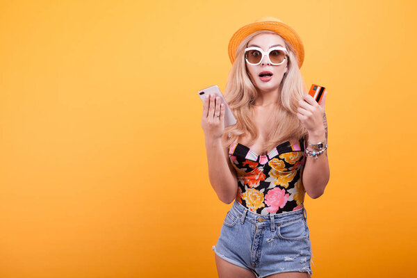 Счастливая красивая женщина держит смартфон и кредитную карту
,