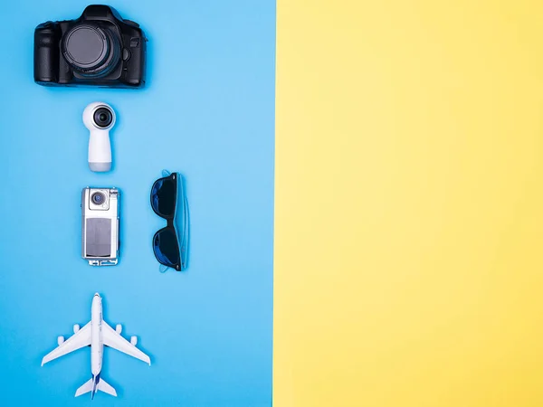 Flat lay vista superior do plano no fundo amarelo — Fotografia de Stock